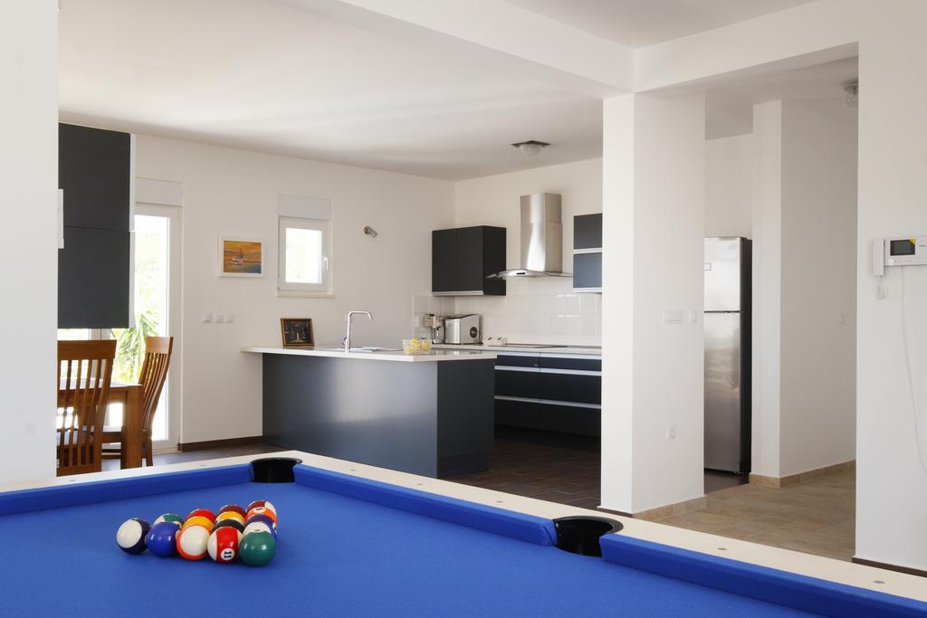 Villa Mermaid Your Croatian Haven With Luxury Pool And Scenic Views Podstrana Quarto foto